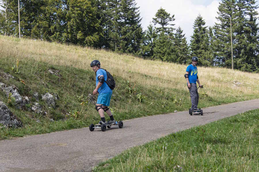 dévaler la montagne sur mountainboard au parc de loisirs de la Robella dans le Val-de-Travers, Jura neuchâtelois