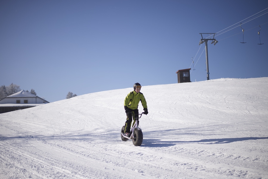 Mit dem "Fatbike" Trottinett im Schnee auf La Robella im Val-de-Travers