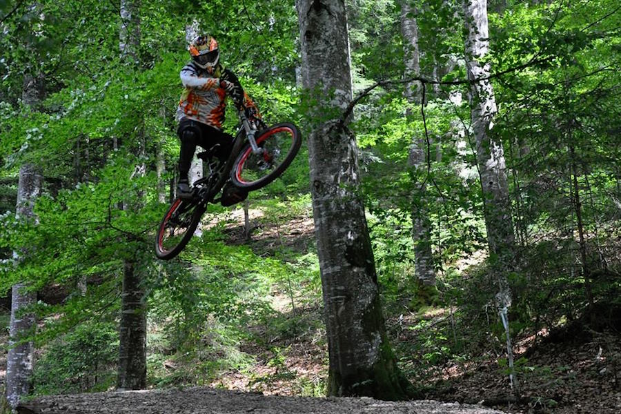 piste de vélo de descente au parc de loisirs de la Robella dans le Val-de-Travers, Jura neuchâtelois